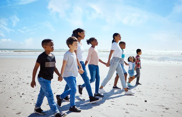 Vara Copiii Prietenii Mergând Plajă Ținându Mână Pentru Vacanță Sau — Fotografie, imagine de stoc