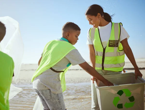 地球の日のサポート ヘルプ コミュニティでボランティアのための掃除で子供やグループとリサイクル 海と女性 気候変動 生態系のためのリサイクルボックスを持つ家族や母親 — ストック写真