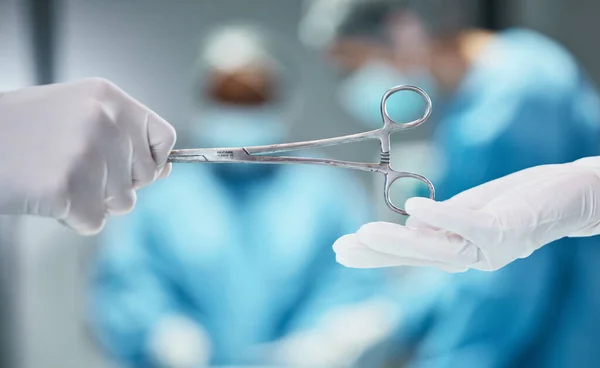 Hospital Surgery Doctor Giving Scissors Hands Theatre Teamwork Medical Trust — Fotografia de Stock