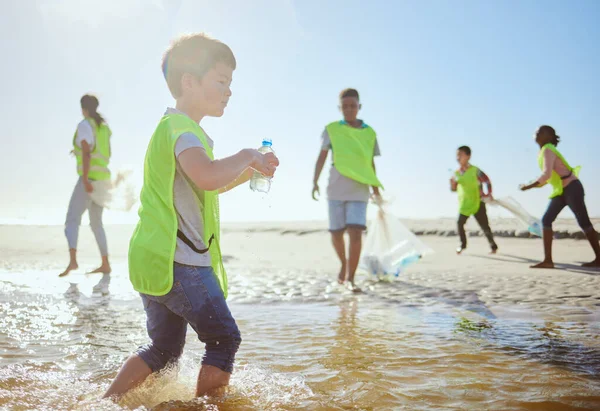 プラスチックリサイクル 子供や環境に優しい持続可能性 チームワークと世界的な保全のためのビーチクリーニング 廃棄物リサイクルプロジェクト 青少年チームの行動と海の汚染のための海での楽しみをクリーンアップ — ストック写真