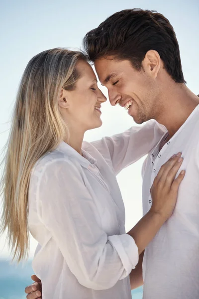 Más Que Romance Verano Una Feliz Pareja Joven Abrazándose Playa —  Fotos de Stock