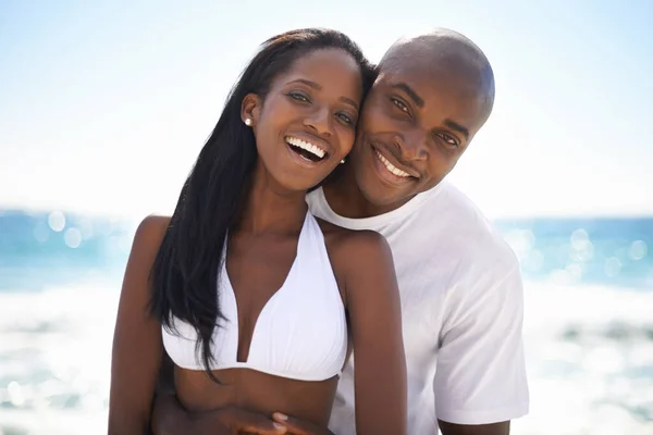 Вони Могли Бути Щасливішими Щаслива Афро Американська Пара Обіймається Пляжі — стокове фото