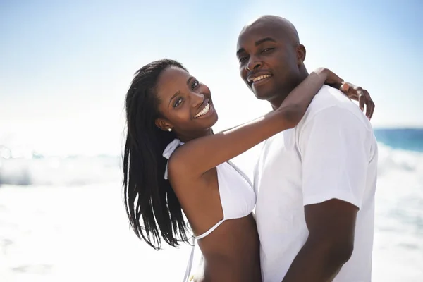 Embracing Love Happy African American Couple Embracing Beach — Stockfoto