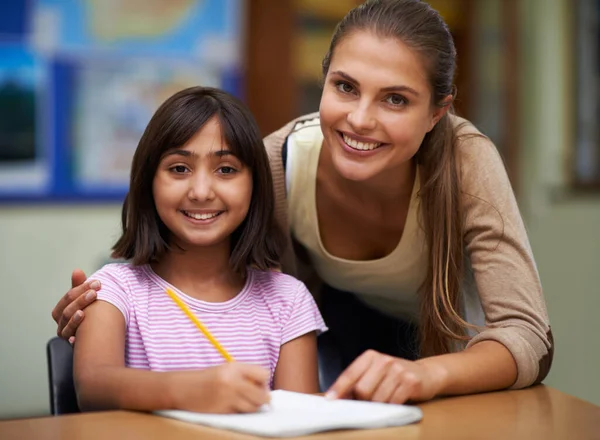 Her Lessons Deserve Teacher Helping Her Student Her Work Classroom —  Fotos de Stock