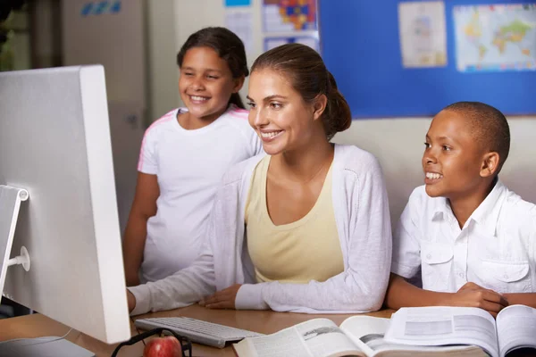 Introducing Young Minds Information Technology Young Teacher Teaching Two Ethnic — Foto Stock