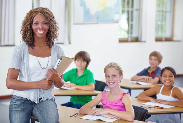 Shes Proud Her Classroom Portrait Attractive Young Teacher Her Students — Foto Stock