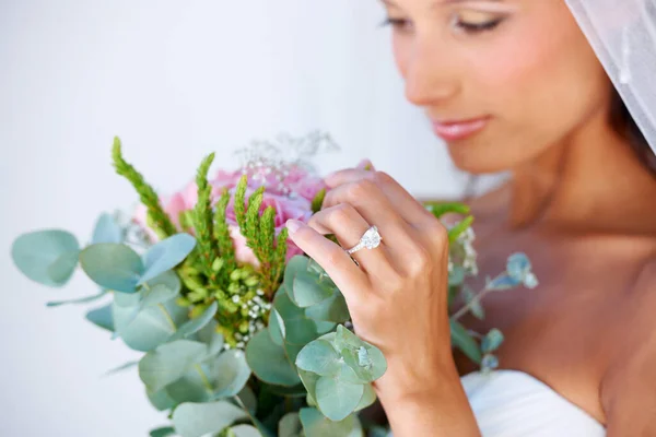 欣赏她的花束一个年轻貌美的新娘看着她的新娘花束 — 图库照片