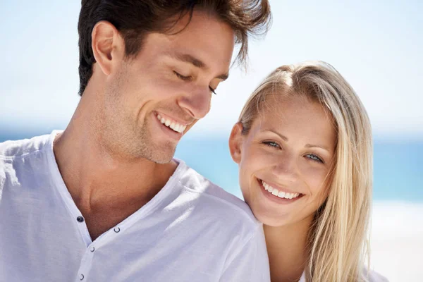 享受浪漫的出游 一对年轻夫妇在海滩上亲热片刻 — 图库照片