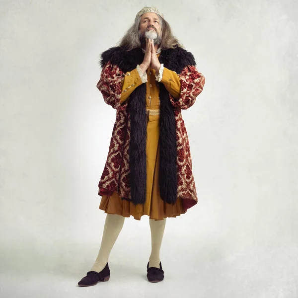 Ancient King Man Praying Studio Faith Worship Renaissance Fashion Backdrop —  Fotos de Stock