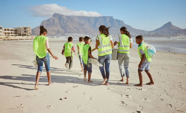 Жінка Діти Пляж Прибирають Школі Навчання Відповідальності Збору Кліматичних Змін — стокове фото
