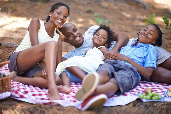 Enjoying Fine Day Out Portrait Family Enjoying Picnic Woods — Stockfoto