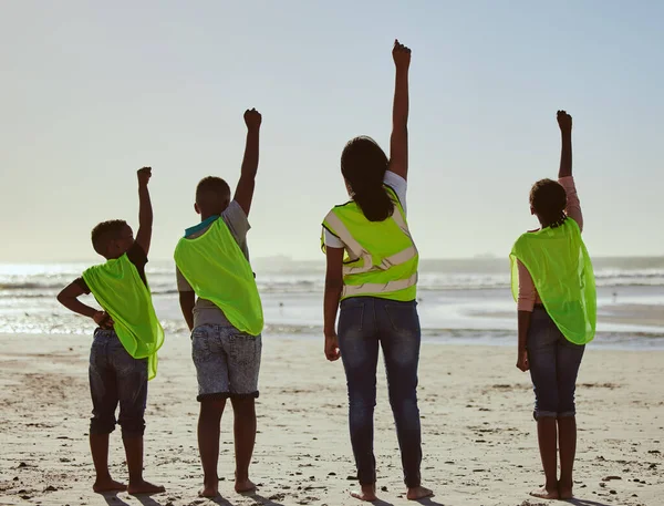 Back Activist Volunteer Friends Beach Conservation Environment Sustainability Charity Motivation — Stockfoto