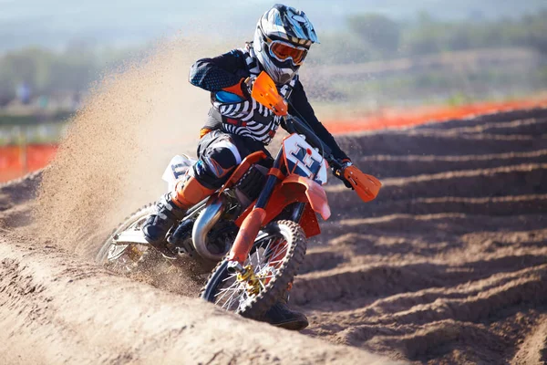 Skimming Edge Motocross Rider Riding Berm Track — Stock Photo, Image