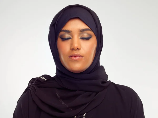 Islamic Woman Portrait Hijab Closed Eyes Religious Fashion Culture Focus — Foto Stock