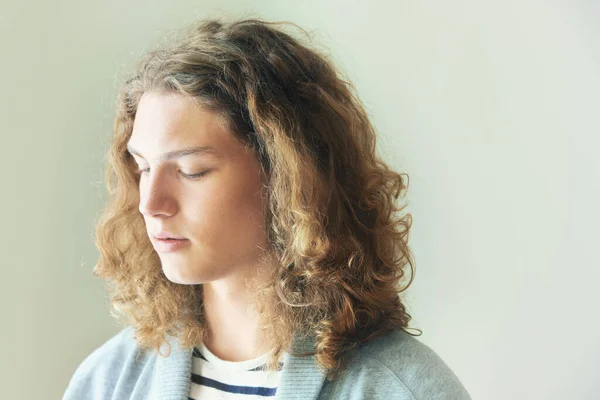 Quiet Reflection Casual Young Man Long Curly Hair — Stockfoto