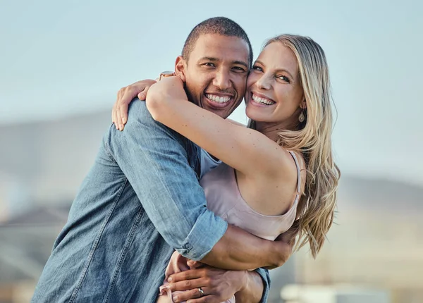 Cuplu Interrasial Fericit Zâmbet Îmbrățișare Portret Oameni Timpul Verii Fericire — Fotografie, imagine de stoc