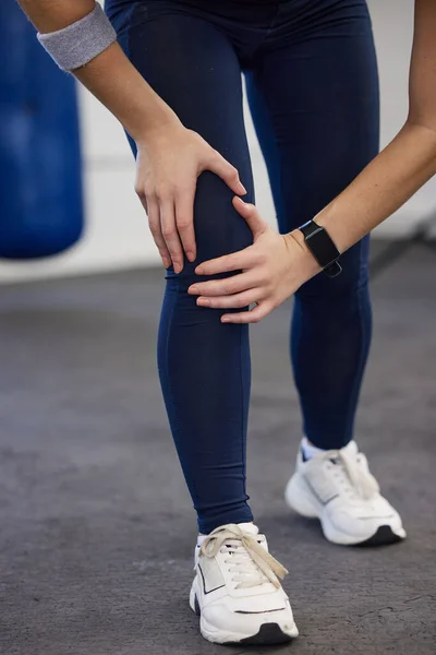 Γυναίκα Πόδια Γυμναστικής Και Πόνος Στο Γόνατο Στο Γυμναστήριο Για — Φωτογραφία Αρχείου