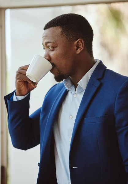 Thinking Black Businessman Drinking Coffee Airport Lounge Hotel Lobby Modern — Stock fotografie