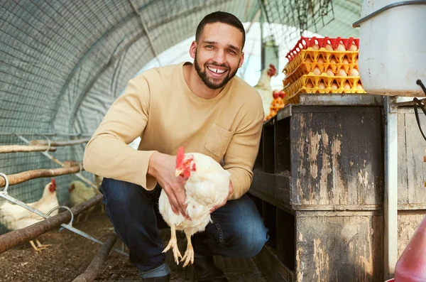 Κοτόπουλο Αγρότη Πτηνοτροφία Και Άνθρωπο Ζώα Χαμόγελο Και Ευτυχία Ενώ — Φωτογραφία Αρχείου