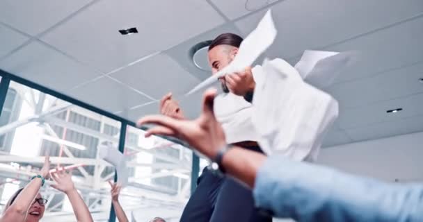 商务人士 舞蹈庆祝和扔文件 站在办公室桌上和团队合作的成功 生意人快乐 为公司成就 目标动机或支持而庆祝和跳舞 — 图库视频影像