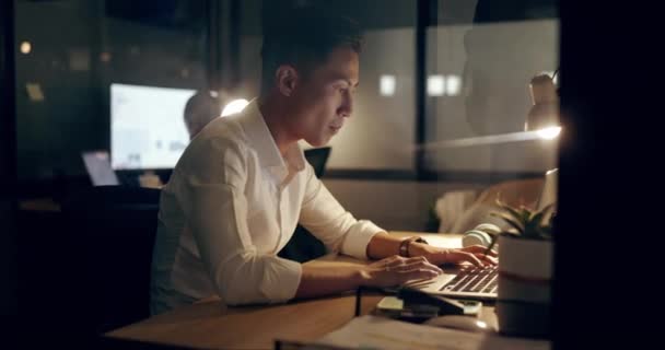 アジアのビジネスマン オフィスでのマーケティングや広告で働く夜のラップトップと電話 職場での電子メール ネットワーキング オンラインチェックの仕事でウェブデザインの日本人従業員 — ストック動画