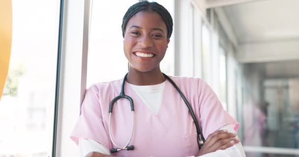 医疗保健和医院 与一名黑人护士手臂交叉在走廊与听诊器 在诊所有一名女性医学专业人员的医疗 保险和服务 — 图库视频影像