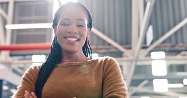 Чорна Жінка Бізнес Обличчя Посмішка Успіх Робочому Місці Головний Убір — стокове відео