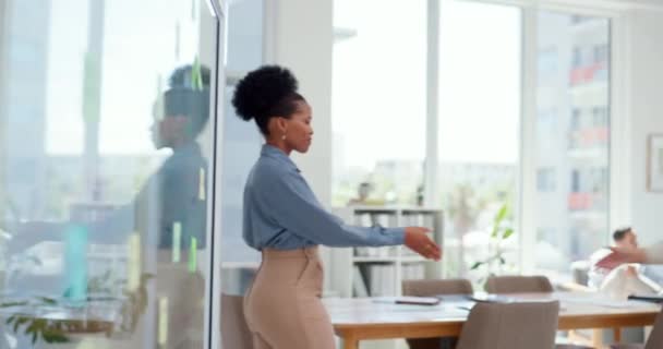 办公室欢迎您和商界妇女见面合作 B2B合作和交易 向人力资源部门的工作人员或员工介绍问候 握手和公司黑人妇女 — 图库视频影像