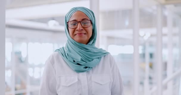 Muslim Business Woman Smile Senior Portrait Management Motivation Employee Happiness — Stok video
