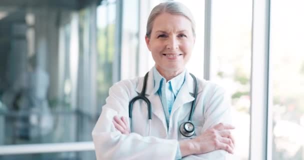 Mature Woman Face Arms Crossed Doctor Hospital Surgery Ideas Life — Wideo stockowe