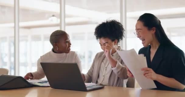 Бизнес Ноутбуки Женщины Бросают Бумагу Воздух Празднуя Радуясь Достижениям Новому — стоковое видео