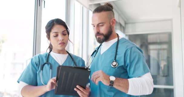 Healthcare Surgeon Nurse Team Tablet Talking Planning Communication Surgery Man — Video Stock