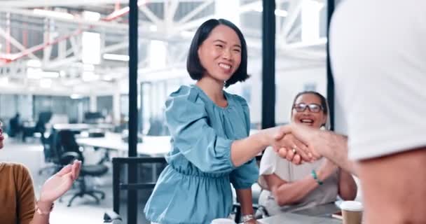 ビジネスの女性 多様性の握手や会議の成功 プロモーションのお祝いやありがとうございます 企業のアジアパートナーシップ B2Bオンボーディング おめでとうございます — ストック動画