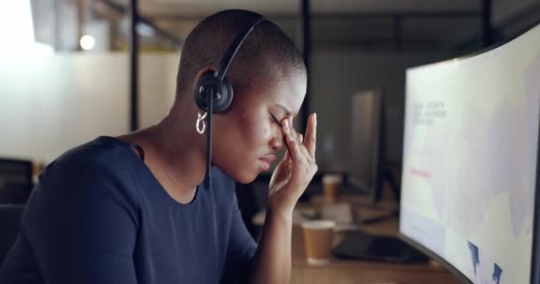 コールセンター 頭痛の種とストレスと黒の女性 燃え尽きてオフィスで過労 疲れや痛み アフリカ系アメリカ人の女性 うつ病 Crmと職場で圧倒されるコンサルタントとエージェント — ストック動画