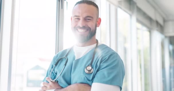 Зрілий Чоловік Обличчя Або Руки Медсестри Схрещені Лікарні Ідеями Хірургічного — стокове відео