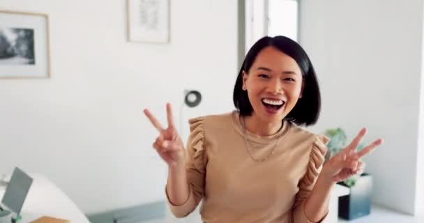 富有创造力的亚洲女人 带着微笑与和平的标志走进办公室 感受快乐 兴奋或积极的感受 日本女性员工对创业表现出心形 手感和积极的微笑 — 图库视频影像