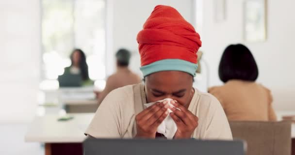 黒の女性は オフィスの机でラップトップによって病気 病気やインフルエンザのための鼻を吹いてくしゃみと組織 職場でのコンピュータによる風邪 ウイルスや病気を持つアフリカ系アメリカ人女性従業員 — ストック動画