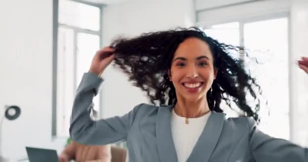 商界女性 为幸福而兴奋 在办公室里跳舞 目标是成功和旋转 黑人女孩 笑着跳着快乐的舞女 为公司的成就 喜剧的乐趣和在工作场所疯狂的头发 — 图库视频影像