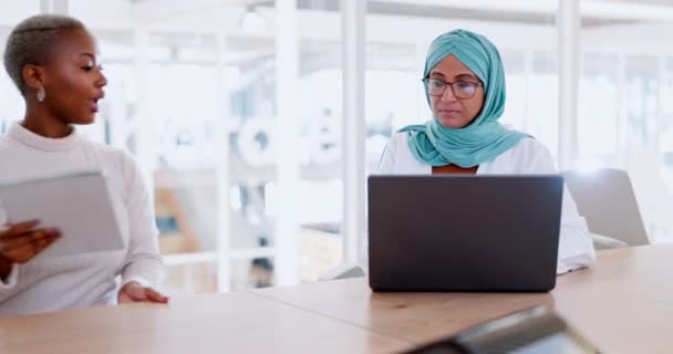 Business Women Explain Laptop Documents Update Planning Schedule Modern Office — Video Stock