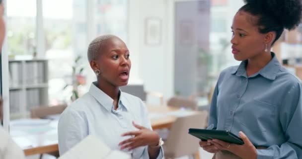 Business Black Woman Talking Team Staff Explain Schedule Planning Logistics — Stockvideo