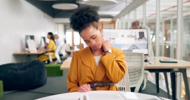 在办公室工作的职业女性工作时 脖子疼痛 压力和疲倦都会对健康造成危害 肌肉酸痛和疲惫不堪的黑色人种女性 有报告 截止日期和过度劳累的职业 — 图库视频影像
