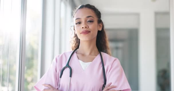 Face Doctor Black Woman Smile Healthcare Wellness Hospital Arms Crossed — Vídeos de Stock