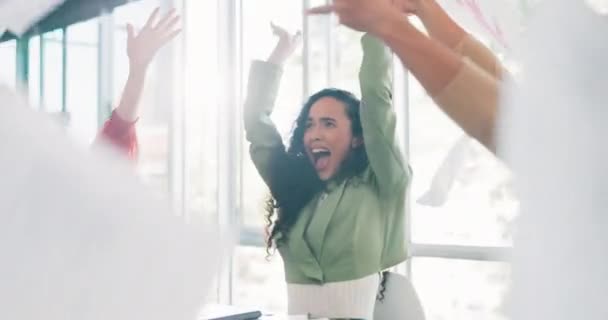 Επιχειρηματίες Γιορτή Και Χαρτί Χειροκροτήματα Για Την Επιτυχία Κερδίζοντας Επαγγελματική — Αρχείο Βίντεο