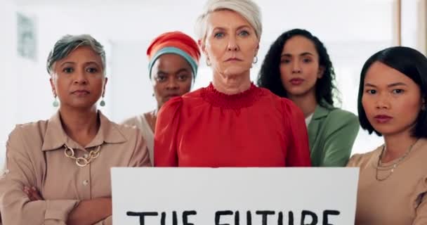 Группа Женщин Плакат Протеста Разнообразие Вместе Выступают Равенство Расширение Прав — стоковое видео