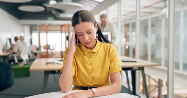 Головная Боль Стресс Усталость Деловой Женщины Офисе Читающей Финансовые Финансовые — стоковое видео