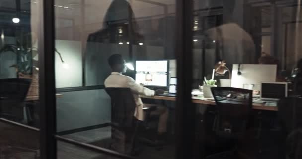 Компьютер Ночь Сверхурочные Черным Бизнесменом Стеклом Офисе Крайний Срок Тёмный — стоковое видео