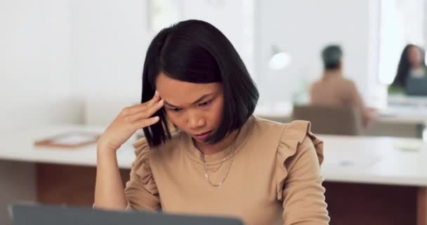 404技術のグリッチを持つオフィスのラップトップ上のストレス アジアの女性 疲労と問題のうつ病 危機と疑いの疲れビジネスワーカー 燃え尽きとコンピュータの間違い — ストック動画