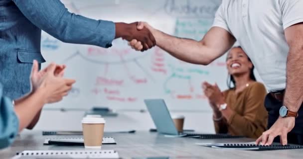 商界人士 多样化的握手和鼓掌庆祝 成功的推广或伙伴关系 公司招聘 团队握手 B2B入职 祝贺或职业欢迎 — 图库视频影像