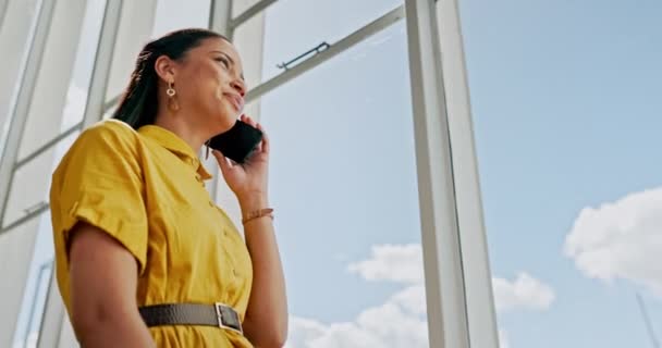 企業のコミュニケーション 交渉や議論におけるビジネス黒人女性 電話やウィンドウ オフィスビル キャリアミッション グローバルネットワークのための彼女のスマートフォンで話す幸せな従業員 — ストック動画