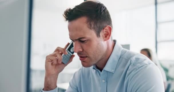 Man Phone Call Office Anger Argue Frustrated Desk Smartphone Communication — Vídeo de stock